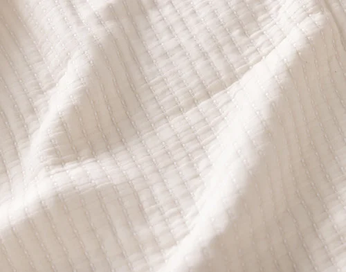 Close up on the surface of our Ines Quilt Set.