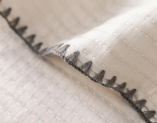 Close up on the edge of our Ines Quilt Set.