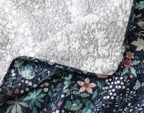 Close up on the folded surface of our Sydney Cotton Quilt Set.